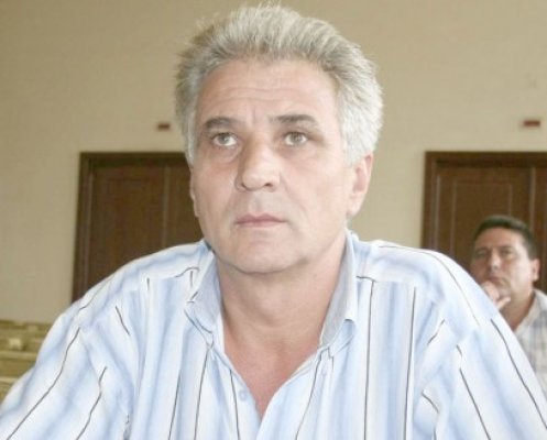 Abuz: Primarul din Ion Corvin refuză să elibereze o adeverinţă pentru buletinele unor minori